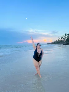 AmbarRoberts_ Find me in the waves Pic