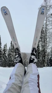 Kelly_HardyのI spent this weekend at a ski resort. 🏔️ So much snow at an altitude of 3000 meters❄️🎿.の 5枚の写真