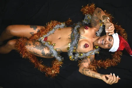 🎅✨ Santa’s Favorite Secret: A Naughty Christmas Album ✨🔥 de AllanaSquirt  8 photos