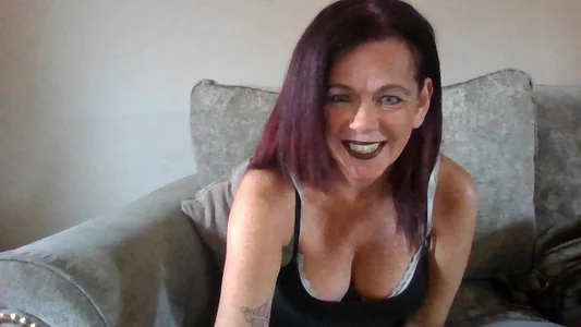 Busty-Belfast-Irish-Girl chilling  2. fénykép
