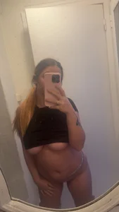 AustrianGirl99AtWork Public Foto