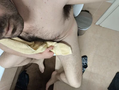 onbifeetIn the toilet Bild 3