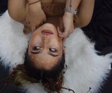 Gabriela-Parker_ Public টি ছবি