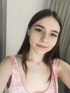 Ava_Moore_ Public Kuva