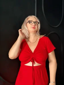 DianaFrances What dress should I wear on a date? Red? Fotka 2