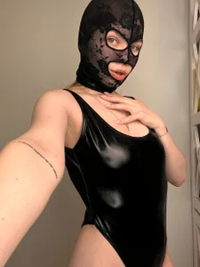 GlossyVixen Public รูป  3