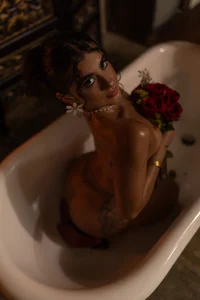 AngelinaDuvall Romantic tub Immagine  5