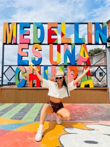 MeganCruzGB I love visiting different cities 🔥 Gambar 2