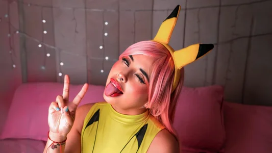 Jena_nicols: Im your pikachu!⚡🖤 ( 3 фото)