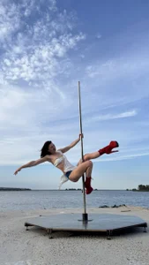 Bonnie_Naughtyy I'm working out outdoors today. 🤫 Foto 6