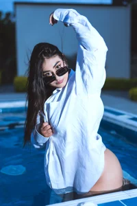 GabyRhodes kullanıcısının pool day 🥵💦 albümü -  6 fotoğraf