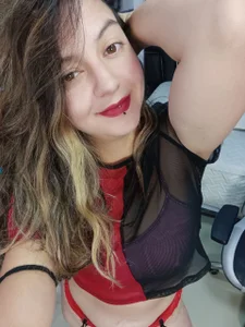 ArianaSommers Red and Black Immagine 