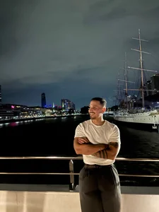 Luchonaked Public Gambar