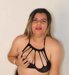 Aida-nicolle hallowseason Pic 3