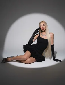 Martina_Sky_ Public টি ছবি