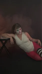 NEXT_DOOR_GIRL_ Clown face Foto 3