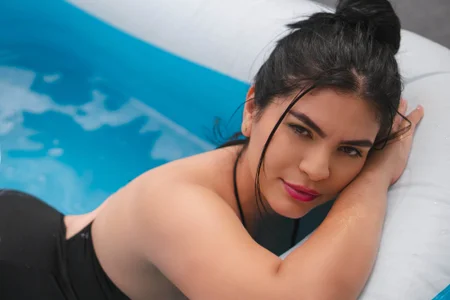 Veronicalanx1 Poolside Heat ☀️🍑 Immagine  4