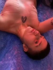 ReddVelvet_ His touch, my reactions — you control the heat 💦 Billede