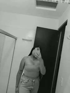 _Asshley_bensoon_ Public Pic 4