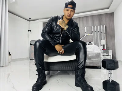 the master dressed in shiny leather de master_leather  8 Imagens