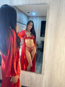 👑 A mix of elegance, confidence, and playful energy. Hope you love every photo! 💖 de ROSIEPIXEL  3 Imagens