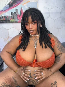 Anaa_Fuentessのbig beautiful tits 🔥🍒🥺の 3枚の写真