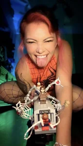 MarlaFknSinger 🕸️ Spider Slut 🕷️ red heels 👠 Fishnets ❤️ Cosplay รูป  2