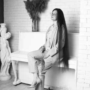 OliviaDenemhem Public Pic