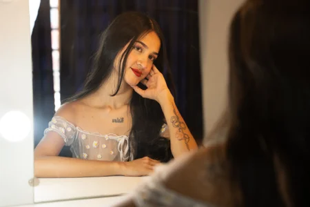 More in the mirror de sara_stonems  2 Imagens