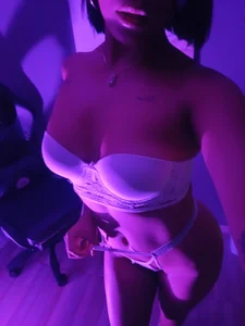 charlotte_mitchell_ Public  6টি ছবি