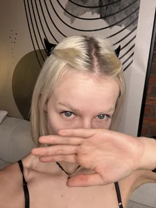 RanyThomson Public Pic 4