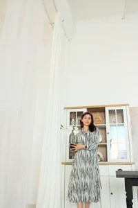 Iren Iren photographist in art gallery Foto 6