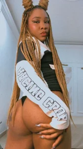 Niia_Roux Public Pic