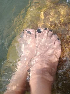roxxy_whitewet and shiny feet💦图片 3