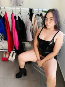 _Victoria_Collins 👠One body, many looks… which one do you prefer?👗 Pic 4