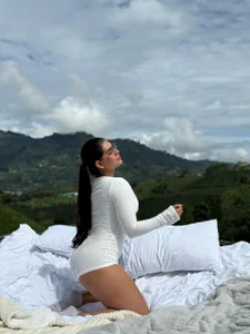 AngelicaVega Between sheets and paradise 💚 Foto 6