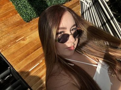 emily_hilton1: ❤️❤️❤️ ( 2 фото)