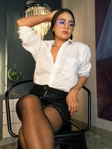 IvyEllis My boss told me that he saw me a little naughty today in the office, what do you think? 😎😎😎😎 Foto 2