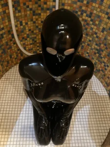 RubberdollRubys Rubber toilet sexfoto 1