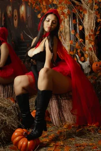 ladymercury1Which wolf will fuck this little red riding hood?图片