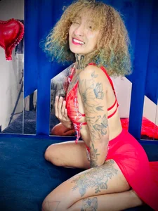 knelaTentationRsのOne look and you’re already hooked. 😈🔥の 5枚の写真