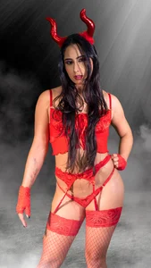 Julia_Martinez_Evil woman图片 3