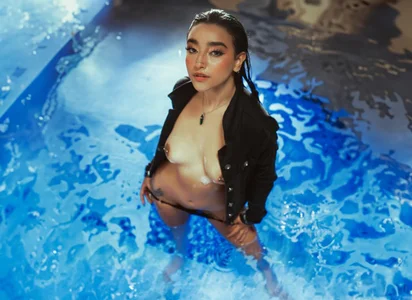 Emily_Rousess Public Pic 6