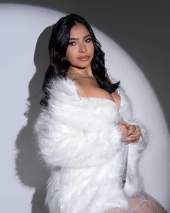 _Emily_Thompson_ Public Pic 4