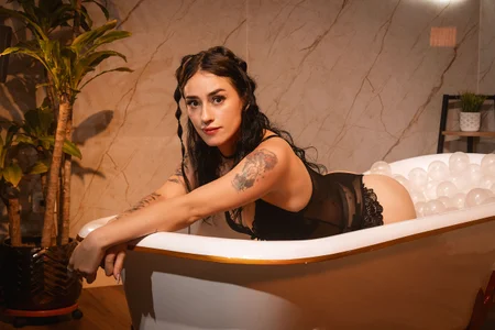Allison_Black1 on the tub Hình 5