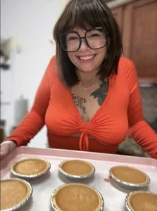 MarlaFknSinger MarlaFknBakes 👩‍🍳 Barefoot & in the kitchen with Marla 🍒 사진 2