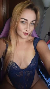 adri_smoke25's XXX Nude Photo 8