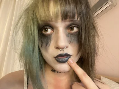 LoyceSwarmのspooky Halloween 🦇の 4枚の写真