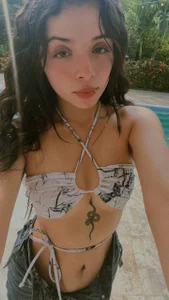 Charlotte__Benett Travel⛱ Pic 5