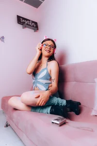 Siena_morales LISTEN TO ME THIS MUSIC  9টি ছবি